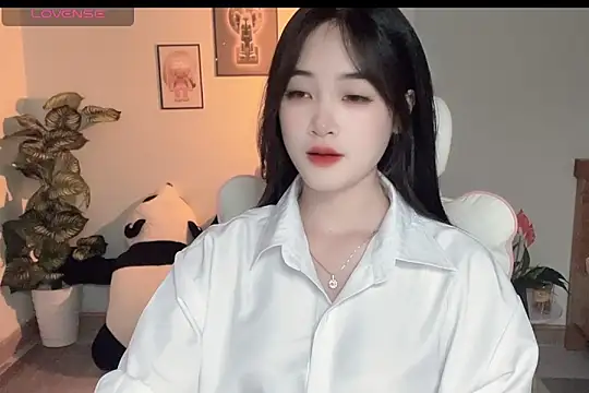 Snapshot of _Aimy_ chatting on 09-18-25, 04:20 Aimy online show from 09-18-25, 04:20