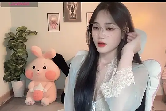 Snapshot of _Aimy_ chatting on 09-25-25, 05:00 Aimy online show from 09-25-25, 05:00