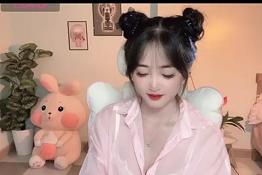 Snapshot of _Aimy_ chatting on 10-17-25, 05:59 Aimy online show from 10-17-25, 05:59