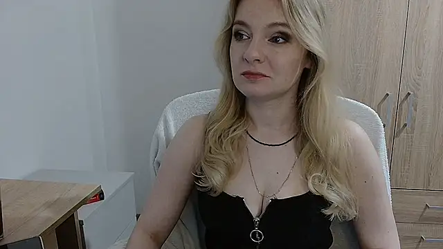 Snapshot of AlmaHoney chatting on 05-25-26, 08:04 AlmaHoney online show from 05-25-26, 08:04
