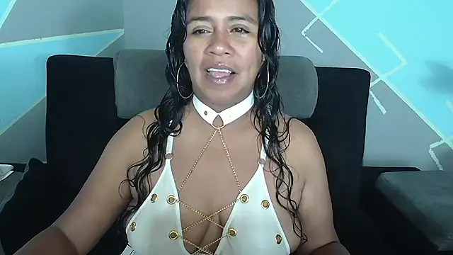 Snapshot of saggil23 chatting on 10-15-25, 11:05 saggil23 online show from 10-15-25, 11:05