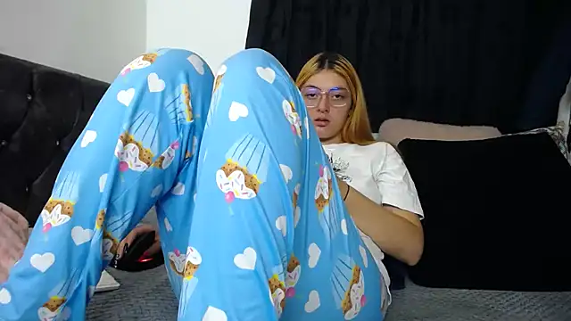 lessliee22  online show from 03-13-25, 01:32