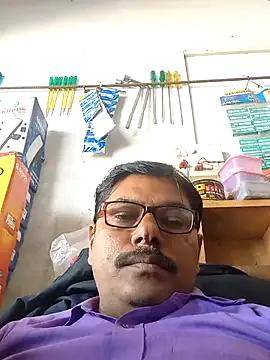 Snapshot of Srmotrs chatting on 12-15-25, 07:45 Srmotrs online show from 12-15-25, 07:45