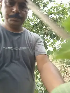 Snapshot of Srmotrs chatting on 06-19-26, 11:58 Srmotrs online show from 06-19-26, 11:58