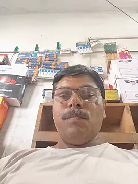 Snapshot of Srmotrs chatting on 07-31-26, 12:15 Srmotrs online show from 07-31-26, 12:15