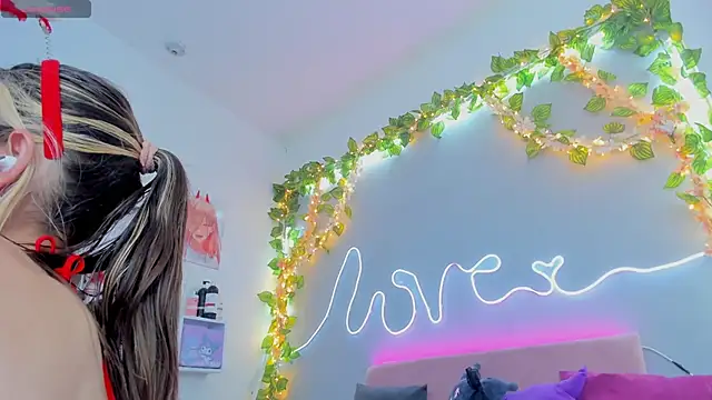 Snapshot of YouliteSllut2 chatting on 12-07-24, 04:31 YouliteSllut2 online show from 12-07-24, 04:31