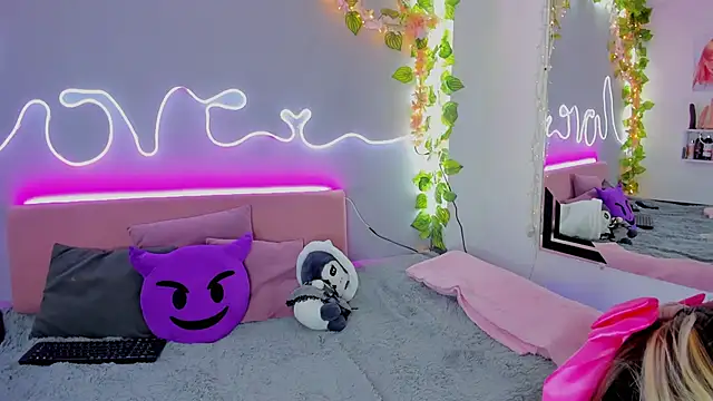 Snapshot of YouliteSllut2 chatting on 12-29-24, 01:13 YouliteSllut2 online show from 12-29-24, 01:13