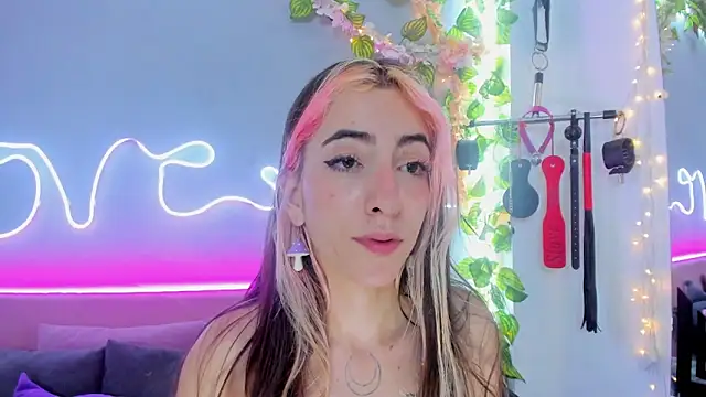 Snapshot of YouliteSllut2 chatting on 02-06-25, 02:33 YouliteSllut2 online show from 02-06-25, 02:33