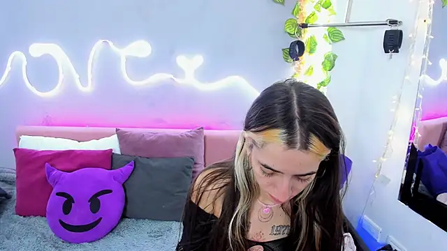 Snapshot of YouliteSllut2 chatting on 03-05-25, 08:10 YouliteSllut2 online show from 03-05-25, 08:10