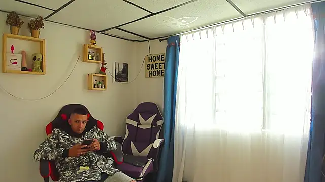 Snapshot of parejacaliente20154 chatting on 06-08-26, 11:32 parejacaliente20154 online show from 06-08-26, 11:32