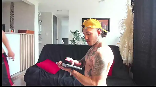 Snapshot of MARCELOANDLUCIAN chatting on 02-24-25, 10:36 MARCELOANDLUCIAN online show from 02-24-25, 10:36