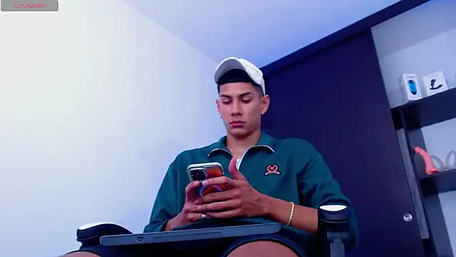 Snapshot of Valerio_20 chatting on 02-12-25, 06:30 Valerio 20 online show from 02-12-25, 06:30