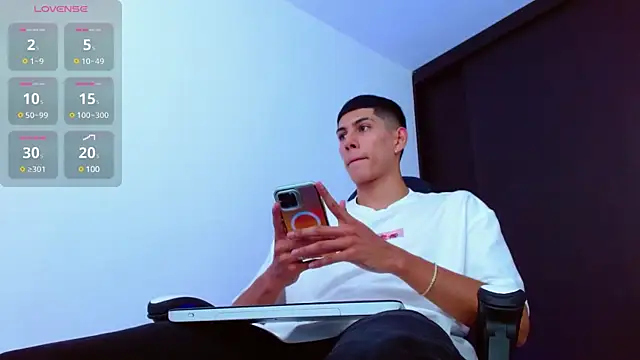 Snapshot of Valerio_20 chatting on 02-21-25, 07:43 Valerio 20 online show from 02-21-25, 07:43