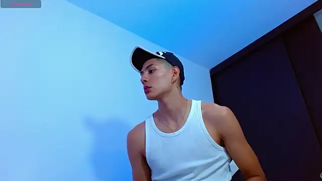 Snapshot of Valerio_20 chatting on 03-17-25, 10:49 Valerio 20 online show from 03-17-25, 10:49