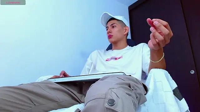 Snapshot of Valerio_20 chatting on 03-18-25, 03:31 Valerio 20 online show from 03-18-25, 03:31