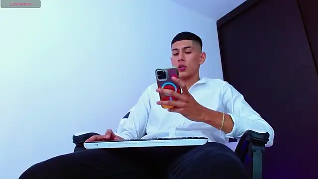 Snapshot of Valerio_20 chatting on 03-21-25, 07:02 Valerio 20 online show from 03-21-25, 07:02