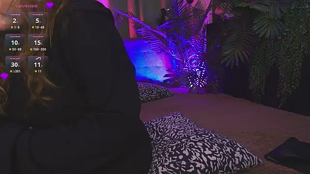 Snapshot of Mia__Peach chatting on 12-11-24, 01:15 Mia Peach online show from 12-11-24, 01:15