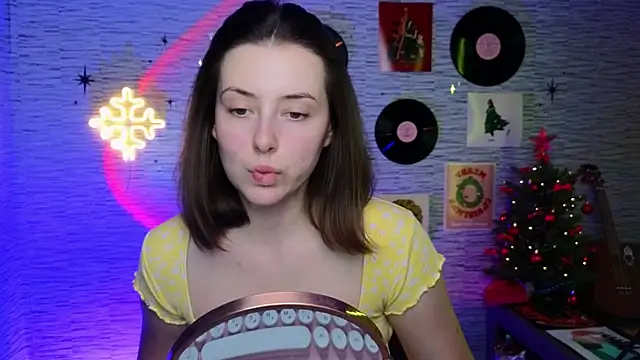 Snapshot of GloriaElmer chatting on 12-18-24, 02:28 GloriaElmer online show from 12-18-24, 02:28