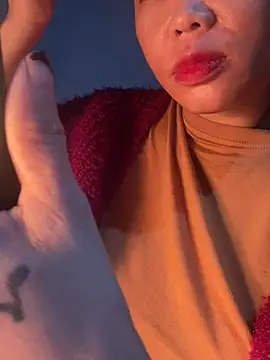 Snapshot of Laura8910 chatting on 12-13-24, 01:01 Laura8910 online show from 12-13-24, 01:01