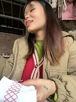 Snapshot of Laura8910 chatting on 02-14-25, 07:28 Laura8910 online show from 02-14-25, 07:28