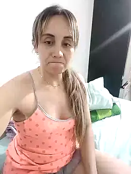 Snapshot of Isabel23zr chatting on 01-07-25, 04:39 Isabel23zr online show from 01-07-25, 04:39