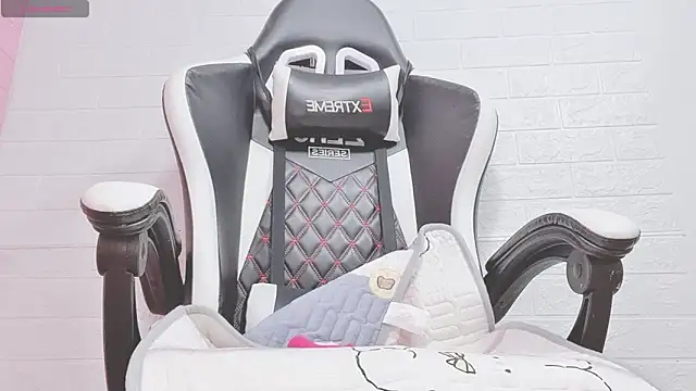 Snapshot of JessicaKale chatting on 03-07-25, 07:41 JessicaKale online show from 03-07-25, 07:41