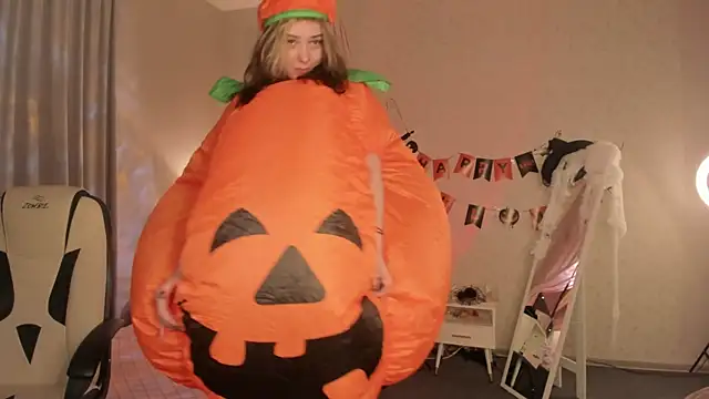 Vanessa Walters online show from 10-31-25, 03:07