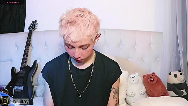 Snapshot of lil_tay_ chatting on 03-18-25, 01:21 lil tay online show from 03-18-25, 01:21