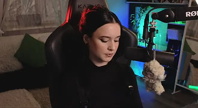 KiraLiLime online show from 11-28-25, 04:31