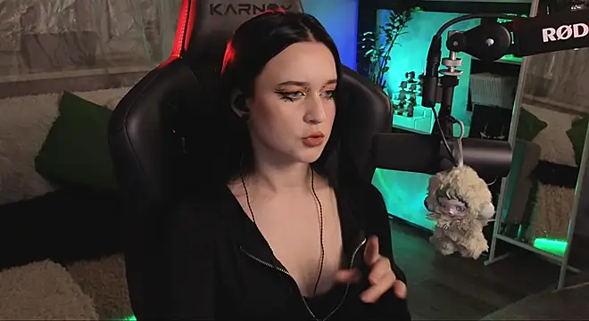 KiraLiLime online show from 11-29-25, 06:22