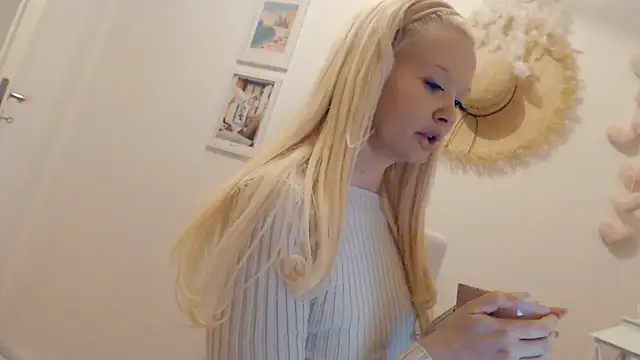 Snapshot of Blondecandie chatting on 01-27-25, 06:20 Blondecandie online show from 01-27-25, 06:20