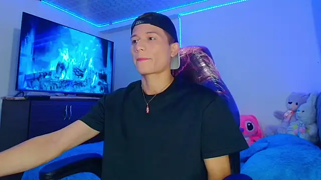 Snapshot of bryamer_19 chatting on 01-06-25, 01:53 bryamer 19 online show from 01-06-25, 01:53