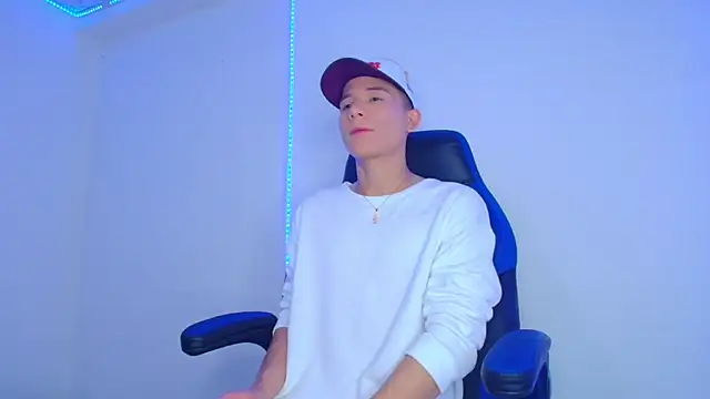 Snapshot of bryamer_19 chatting on 02-14-25, 02:07 bryamer 19 online show from 02-14-25, 02:07