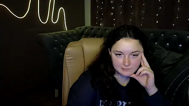Snapshot of GloriNichols chatting on 12-17-24, 12:33 GloriNichols online show from 12-17-24, 12:33