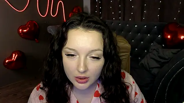 Snapshot of GloriNichols chatting on 02-14-25, 10:28 GloriNichols online show from 02-14-25, 10:28