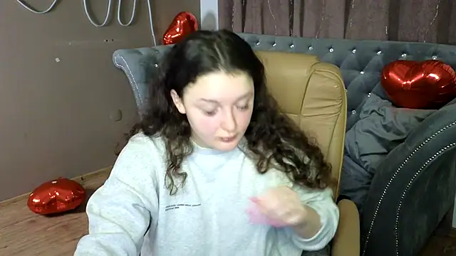 Snapshot of GloriNichols chatting on 03-10-25, 06:05 GloriNichols online show from 03-10-25, 06:05