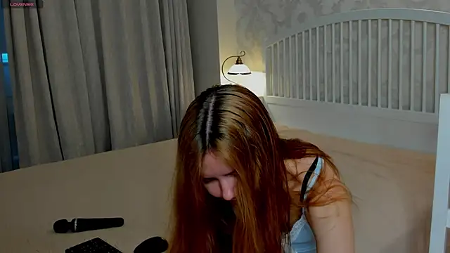 Eva  Lewis online show from 04-11-26, 04:06