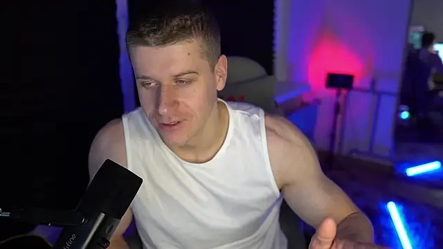 Snapshot of Bruno_Banani chatting on 10-17-25, 08:11 Bruno Banani online show from 10-17-25, 08:11