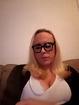 Connie Pepper online show from 03-10-25, 02:06