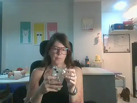 Snapshot of Calentandote chatting on 10-13-25, 07:41 Calentandote online show from 10-13-25, 07:41