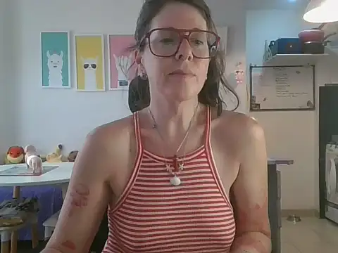 Snapshot of Calentandote chatting on 10-13-25, 08:31 Calentandote online show from 10-13-25, 08:31