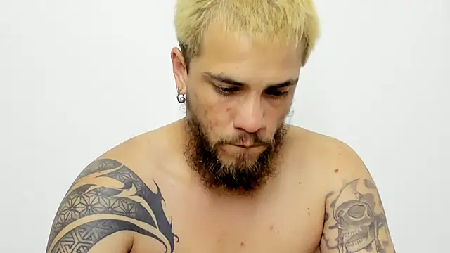 Snapshot of Beard_xox chatting on 06-17-26, 03:09 Beard xox online show from 06-17-26, 03:09