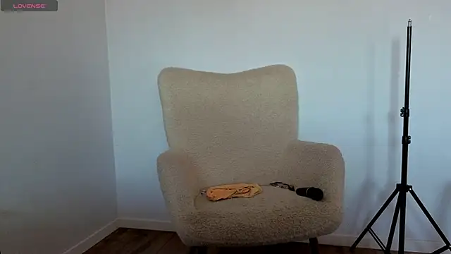 Jullyenn3 online show from 05-14-26, 09:49
