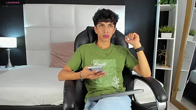 Snapshot of Santy_carrington chatting on 12-19-24, 08:34 Santy carrington online show from 12-19-24, 08:34