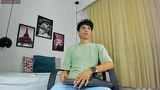 Snapshot of Santy_carrington chatting on 12-21-24, 08:10 Santy carrington online show from 12-21-24, 08:10