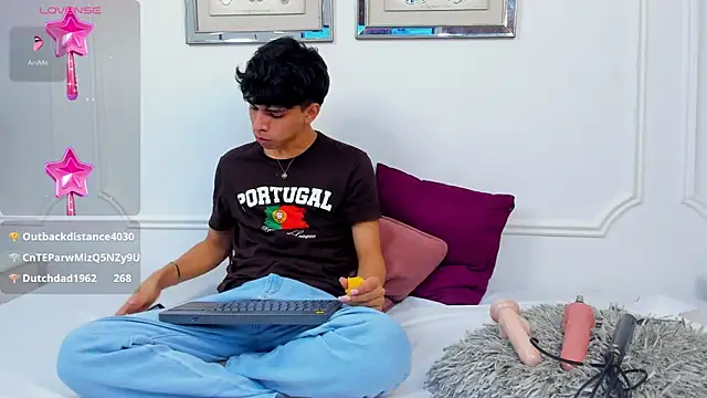 Snapshot of Santy_carrington chatting on 01-04-25, 11:17 Santy carrington online show from 01-04-25, 11:17