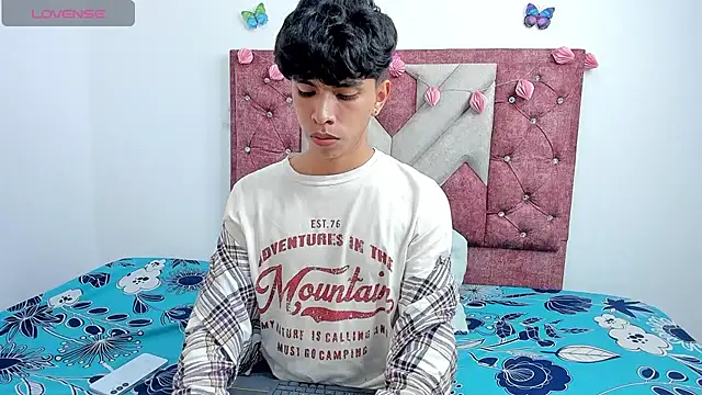 Snapshot of Santy_carrington chatting on 03-19-25, 05:30 Santy carrington online show from 03-19-25, 05:30