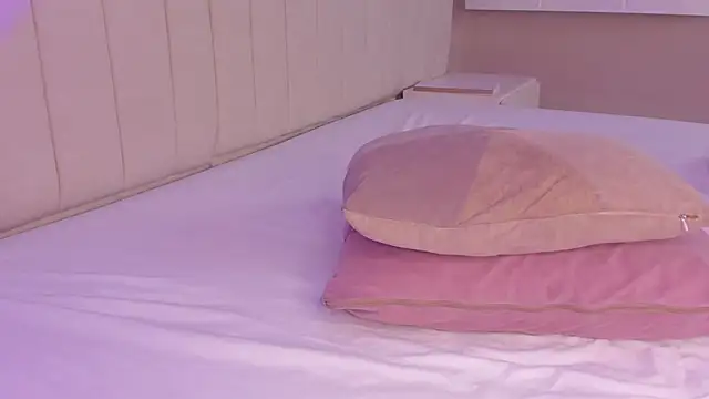 Littleolivia  online show from 03-18-25, 07:42