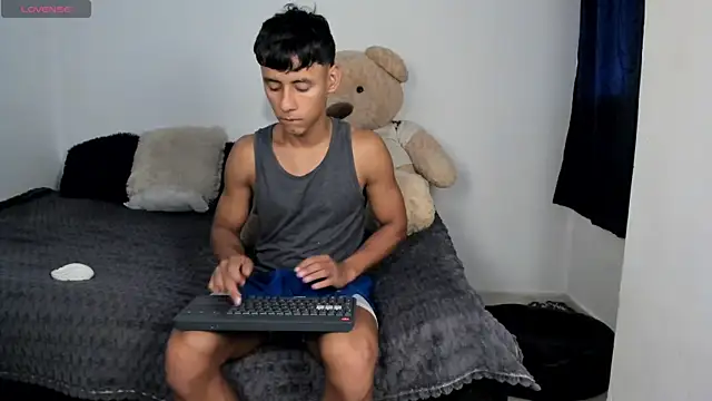 Snapshot of LittleParker chatting on 07-01-26, 01:02 LittleParker online show from 07-01-26, 01:02