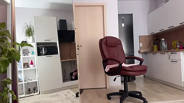 Snapshot of Victoria1Love chatting on 02-28-25, 02:31 Victoria1Love online show from 02-28-25, 02:31